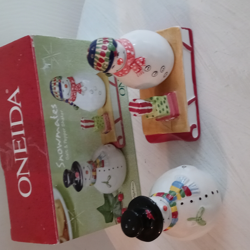 NIB Oneida Snowmates Salt and Pepper Shaker